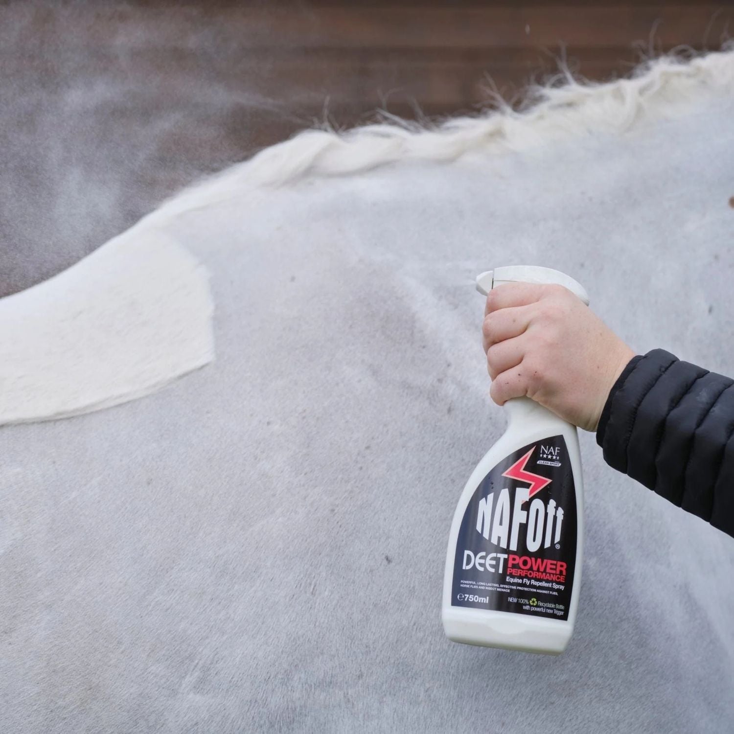 NAF Off DEET Power Performance Spray Fliegenspray Anwendung