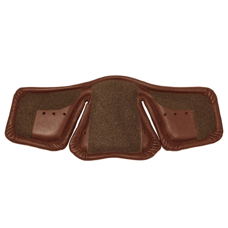 Die mit Klettmaterial bedeckte Unterseite des Stübben Equi-Soft Polsters aus Vachetteleder in Cognac. Das funktionale Klettsystem dient der stabilen Befestigung als Sattelgurtkomponente am originalen Equi-Soft Sattelgurt. Für die einfache Reinigung oder den schnellen Austausch des Gurtpolsters gegen eine andere Ausführung, wie ein weiches Lammfell-Polster, lässt sich das edle Lederpolster im Handumdrehen unkompliziert abziehen.