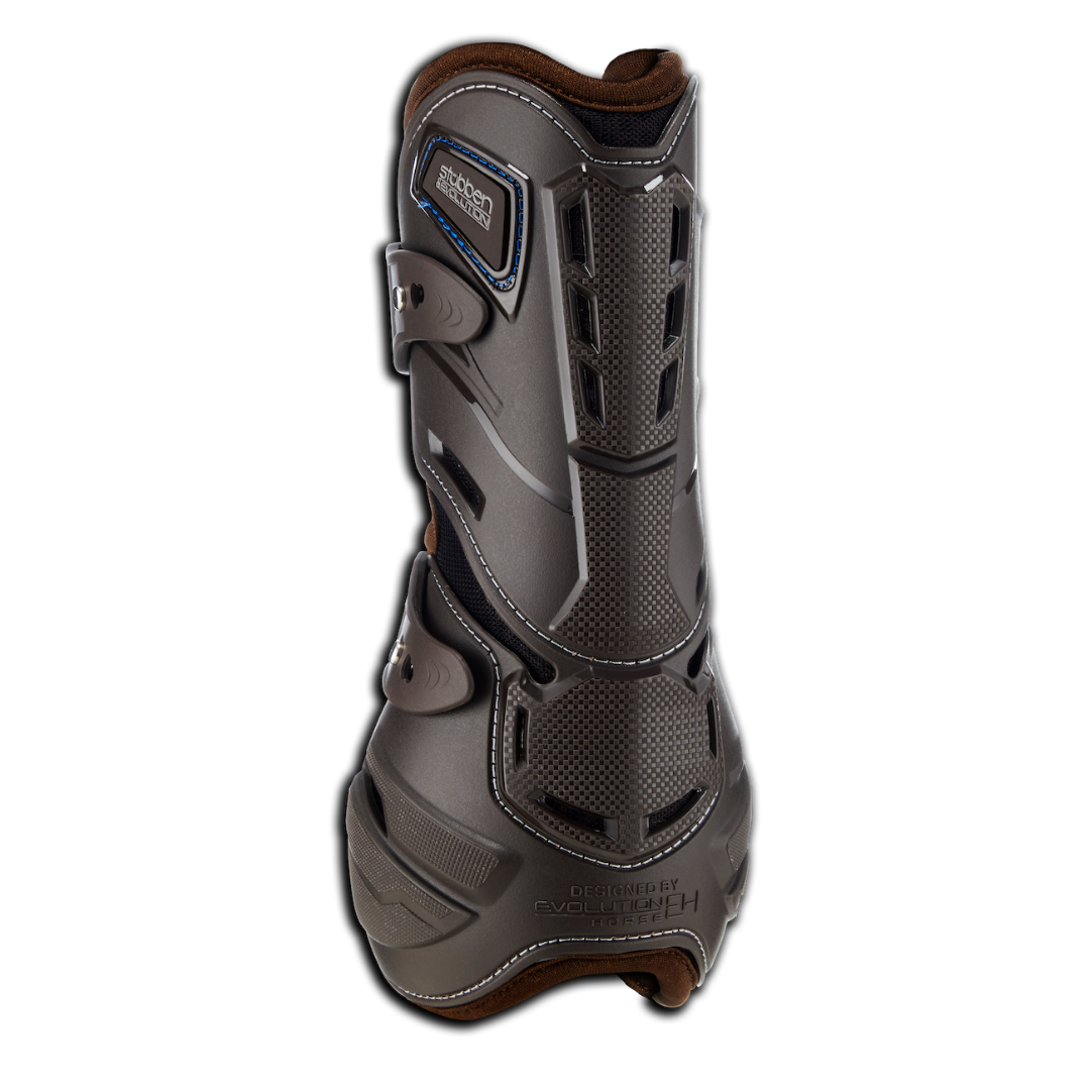 In der Rückansicht der braunen Stübben-Hybrid-Springgamasche sind die strategisch platzierten Belüftungsöffnungen im Bereich der Sehne und des verstärkten Schlagschutzes deutlich zu erkennen, die einen gefährlichen Hitzestau verhindern. Aus dieser Perspektive zeigt sich zudem der innovative, weit einschneidende Cut-Out-Materialrückschnitt, der einen modernen Beinschutz für höchste Ansprüche im Springsport, beim täglichen Training oder auf Ausritten ermöglicht.