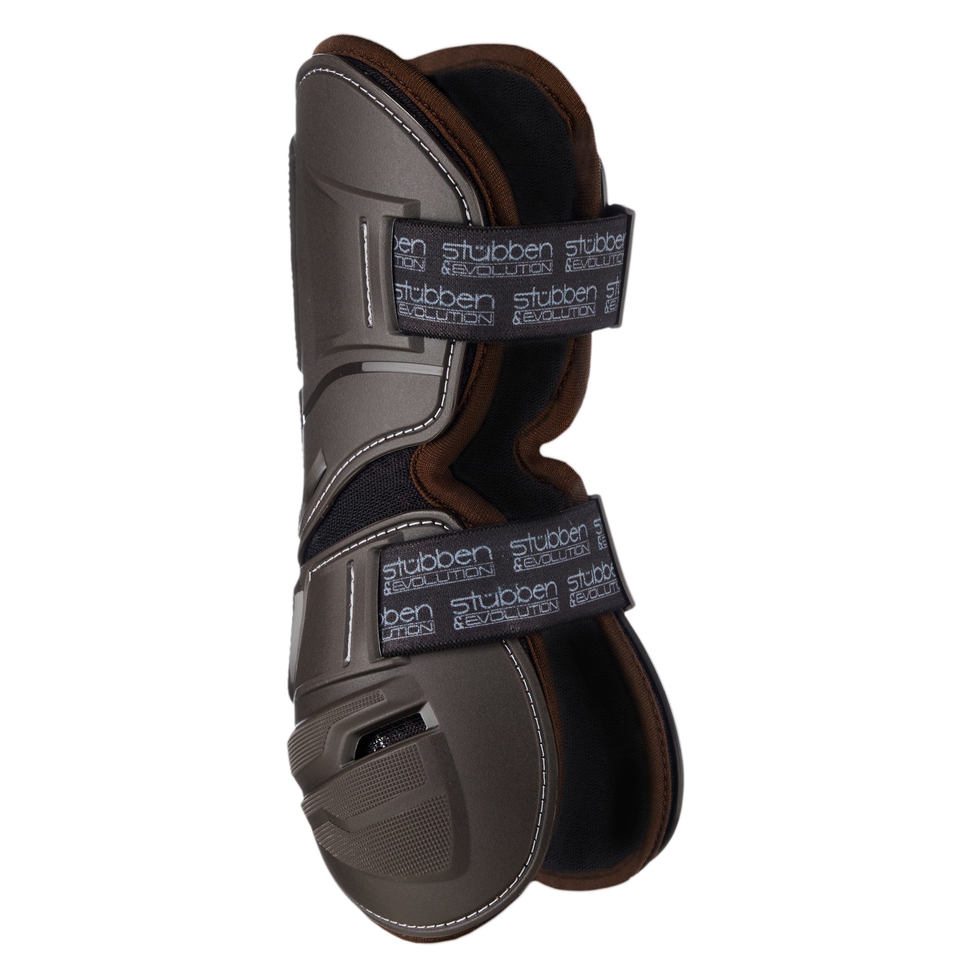 Die Frontansicht der sbraunen Stübben Hybrid Springgamasche zeigt die elastischen Verschlussriemen mit exklusivem Stübben-Evolution-Allover-Print sowie die seitlichen Belüftungsöffnungen für eine optimale Ventilation im Gelenkbereich. Eine kontrastreiche weiße Naht rahmt das innovative Design ein, welches die robusten Eigenschaften einer Hartschalengamasche mit der Flexibilität einer Softshellgamasche kombiniert, um höchste Mobilität bei maximalem Schlagschutz zu gewährleisten.