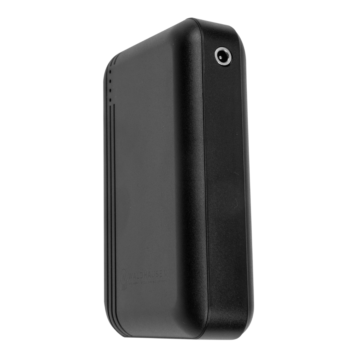 Seitenprofil der kompakten Waldhausen TecSupreme Powerbank (5000 mAh / 7,4 V) mit Fokus auf das 26 mm flache Gehäuse und die obere DC-Buchse für eine druckfreie Passform in der Reißverschlusstasche der Pferdedecke Art. 3890.