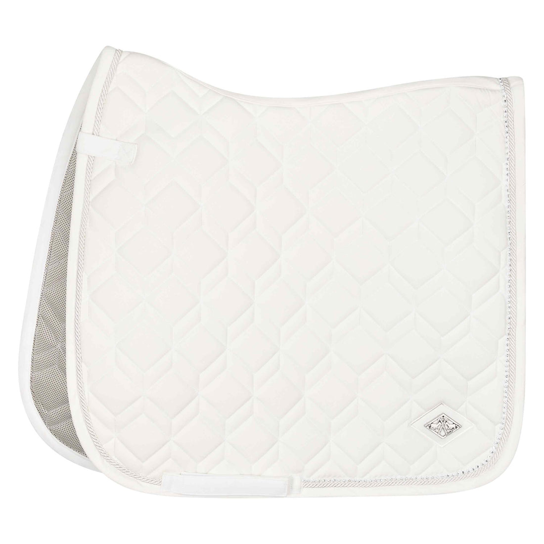 Die HV Polo Schabracke HVPClassic Dressur white ist eine weiße Turnierschabracke mit einer modernen Steppung in Rautenform. Die Schabracke wird von einer gedrehten Kordel vollständig konturiert, während die innenliegende Glitzer-Kettelung den hinteren Teil der Schabracke zum glitzern bringt.Die Kristallsteine in der Kettelung glitzern elegant. Das silberne Metall-Logo von HV Polo ist auf der linken Seite der Schabracke in Form einer Raute aufgebracht. Gurt- und Frontschlaufen haben Klettverschlüsse. 