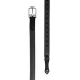 Die schwarzen Stübben Steigbügelriemen de Luxe aus hochwertigem Vachettenleder mit Edelstahlschnalle und dem Markenkennzeichen, dem blauen Punk von Stübben am Ende des Steigbügelriemens. Zu erkennen sind die vorgestanzten Bügellöcher mit Nummerierung. Das Produktbild der hochwertigen Steigbügelriemen aus Leder signalisiert Reiterinnen Qualität und Sicherheit im Reitsport.