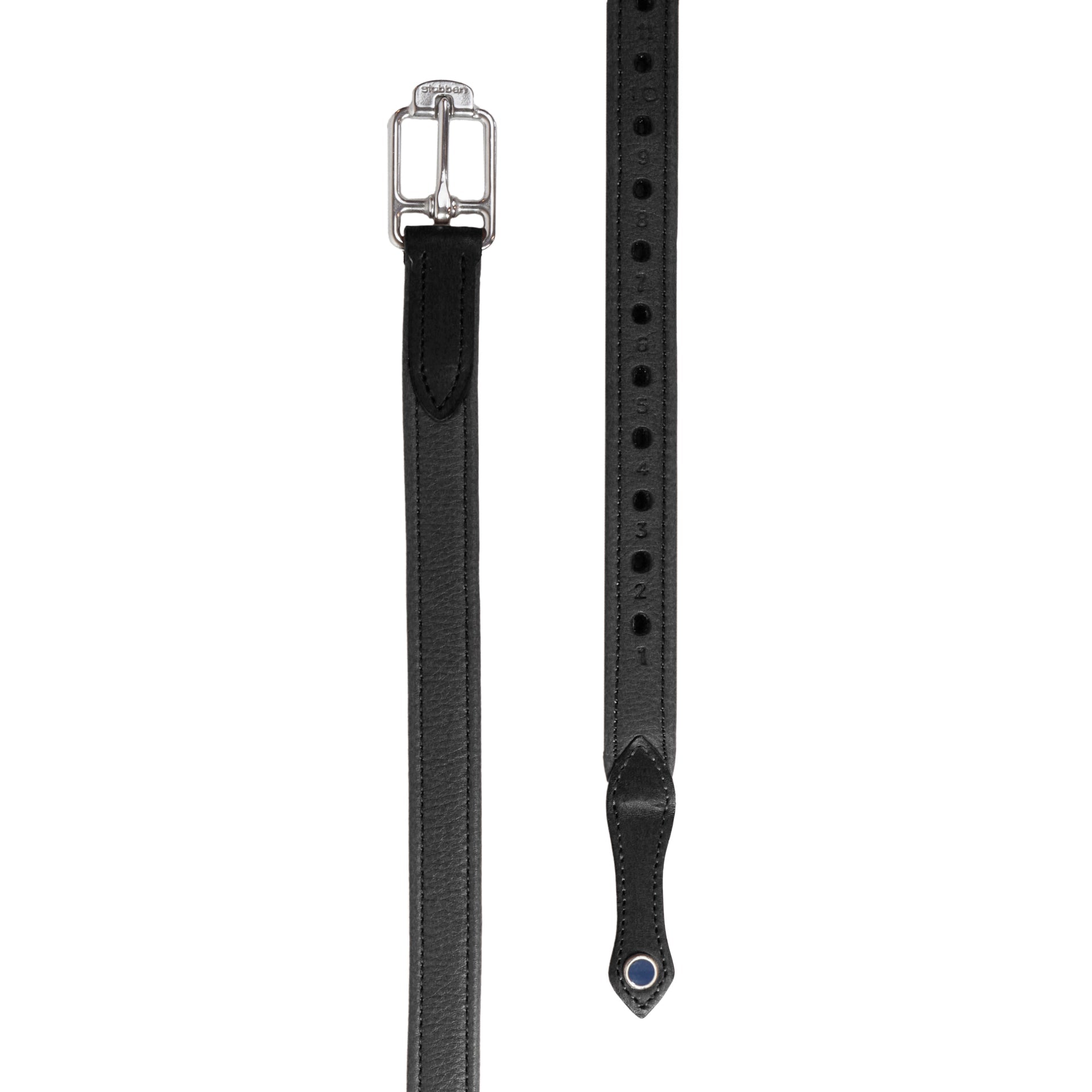 Die schwarzen Stübben Steigbügelriemen de Luxe aus hochwertigem Vachettenleder mit Edelstahlschnalle und dem Markenkennzeichen, dem blauen Punk von Stübben am Ende des Steigbügelriemens. Zu erkennen sind die vorgestanzten Bügellöcher mit Nummerierung. Das Produktbild der hochwertigen Steigbügelriemen aus Leder signalisiert Reiterinnen Qualität und Sicherheit im Reitsport.