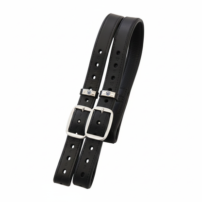 Zwei Stübben Steigbügelriemen Mono de Luxe 1 Zoll in Schwarz nebeneinander nach hinten umgeschlagen, die die besondere Weichheit und hohe Flexibilität des hochwertigen Stübben Leders zeigen – Premiumqualität aus dem Sattlerhandwerk für Sicherheit und ruhigen Sitz im Sattel.Das dunkelbraune Leder der Steigbügelriemen wirkt edel und robust.