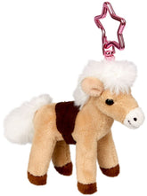 Dier Spiegelburg Pferdefreunde Plüsch-Anhänger in der Farbe hellbraun ist der hellste AnPferdefreundeanhänger. Das Plüschpony hat eine weiße Mähne und Schweif. Der Stoffsatel auf dem Rücken des Ponys ist braun. Der Plüsch-Anhänger hat keine Blesse. Der sternenförmige Anhänger ist rosa. Die schwarzen Knopfaugen fallen durch die helle Plüschfarbe auf.