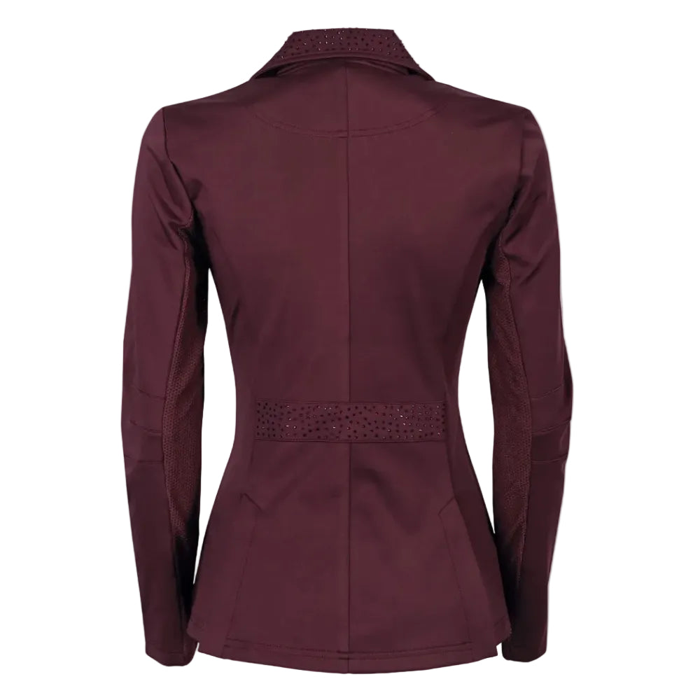 Rückansicht des Harry’s Horse Turnierjackets Crystal in weinrot Bordeaux. Die Jacke zeigt Mesh-Einsätze unter den Ärmeln für optimale Belüftung und Bewegungsfreiheit im Sattel. Der mit Glitzer besetzte Taillengürtelteil und die Rückseite des Glitzerkragens betonen die feminine, taillierte Schnittführung. Perfekt für Turnierreiterinnen, Reitabzeichenprüfungen oder Dressurreiterinnen.