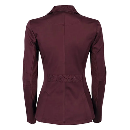 Rückansicht des Harry’s Horse Turnierjackets Crystal in weinrot Bordeaux. Die Jacke zeigt Mesh-Einsätze unter den Ärmeln für optimale Belüftung und Bewegungsfreiheit im Sattel. Der mit Glitzer besetzte Taillengürtelteil und die Rückseite des Glitzerkragens betonen die feminine, taillierte Schnittführung. Perfekt für Turnierreiterinnen, Reitabzeichenprüfungen oder Dressurreiterinnen.