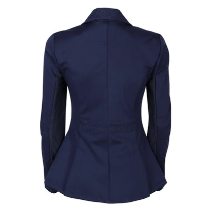 Rückansicht des Harry’s Horse Turnierjackets Crystal in Navy, einem dunklen Blauton. Die Jacke zeigt Mesh-Einsätze unter den Ärmeln für optimale Belüftung und Bewegungsfreiheit im Sattel. Der mit Glitzer besetzte Taillengürtelteil und die Rückseite des Glitzerkragens betonen die feminine, taillierte Schnittführung. Perfekt für Turnierreiterinnen, Reitabzeichenprüfungen oder Dressurreiterinnen.