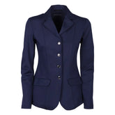 Vorderansicht des Harry’s Horse Turnierjackets Crystal in Navy, das eine taillierte, körpernahe Schnittform zeigt. Die Jacke verfügt über vier runde Frontknöpfe mit innenliegendem Reißverschluss und edle, gleichfarbige Glitzerapplikationen am Kragen und an den seitlichen Klappentaschen, die den klassischen Stil mit modernem Design verbinden. Ideal für Damen bzw. Turnierreiterinnen und Turnieroutfits.