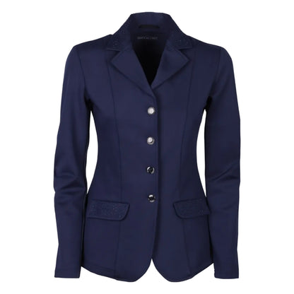 Vorderansicht des Harry’s Horse Turnierjackets Crystal in Navy, das eine taillierte, körpernahe Schnittform zeigt. Die Jacke verfügt über vier runde Frontknöpfe mit innenliegendem Reißverschluss und edle, gleichfarbige Glitzerapplikationen am Kragen und an den seitlichen Klappentaschen, die den klassischen Stil mit modernem Design verbinden. Ideal für Damen bzw. Turnierreiterinnen und Turnieroutfits.