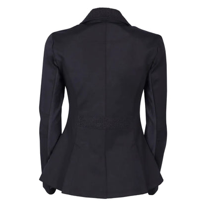 Rückansicht des Harry’s Horse Turnierjackets Crystal in Schwarz. Die Jacke zeigt Mesh-Einsätze unter den Ärmeln für optimale Belüftung und Bewegungsfreiheit im Sattel. Der mit Glitzer besetzte Taillengürtelteil und die Rückseite des Glitzerkragens betonen die feminine, taillierte Schnittführung. Perfekt für Turnierreiterinnen, Reitabzeichenprüfungen oder Dressurreiterinnen.