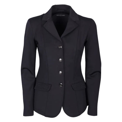 Vorderansicht des Harry’s Horse Turnierjackets Crystal in Schwarz, das eine taillierte, körpernahe Schnittform zeigt. Die Jacke verfügt über vier runde Frontknöpfe mit innenliegendem Reißverschluss und edle, gleichfarbige Glitzerapplikationen am Kragen und an den seitlichen Klappentaschen, die den klassischen Stil mit modernem Design verbinden. Ideal für Damen Turnierreiterinnen und Turnieroutfits.
