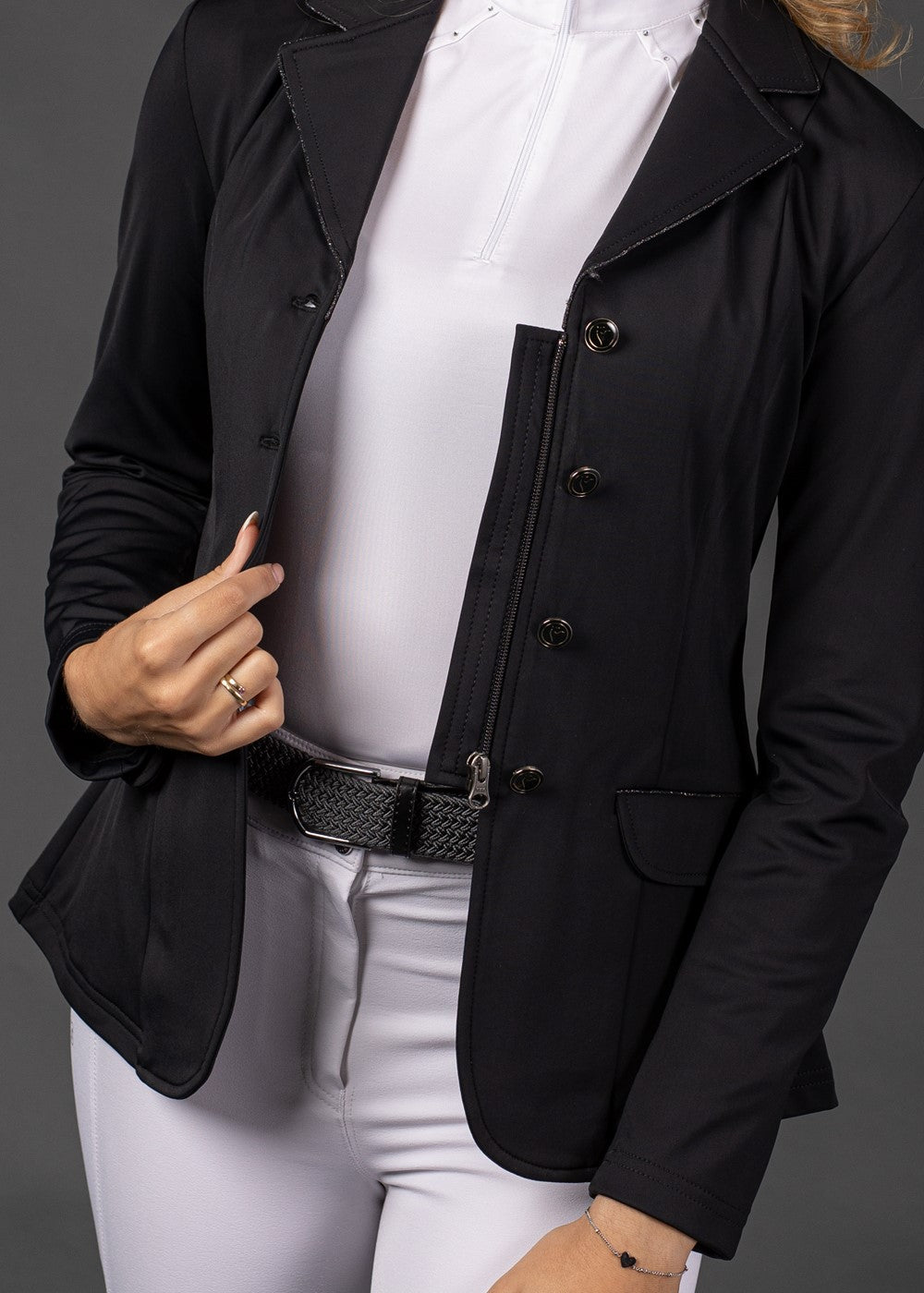 Double-Closure System: Ausgestattet mit einem praktischen Knopfverschluss und einem darunterliegenden Reißverschluss garantiert das Jacket einen sicheren Sitz. Kein Aufklaffen der Knöpfe mehr in der Bewegung – für eine stets makellose Silhouette.