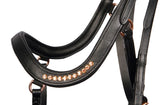 Detailansicht des anatomisch geschnittenen Nasenriemens der Harry’s Horse Trense Rosegold Anatomic – weich gepolstert, druckentlastend und nervenschonend für empfindliche Pferde.  Glitzernde rosegoldene Strasssteine sind auf beiden Seiten des anatomischen Nasenriemens angebracht. Für einen besonders funkelnden Auftritt. Sehr auffällig am Pferdekopf.