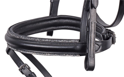 Detailansicht des englisch kombinierten Nasenriemens der Harry’s Horse Trense Sparkle mit Glitzer-Zierkeder und Crystal Rocks, inklusive Sperrriemen und weicher Polsterung für pferdefreundlichen Komfort.