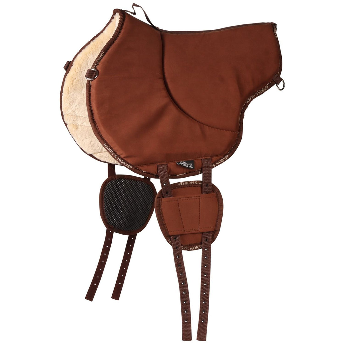 Das Harry Horse Bareback Pad ist auf der Oberseite braun und die Unterseite ist mit hellem Kunstfell besetzt. Das Pad ist im Bereich des Widerrists höher geschnitten. Ein Griff ist dort als kleine Hilfe für das Satteln angebracht. Die V-Gurte hängen herunter und die beiden Gurtpolster sind von außen und innen sichtbar. Am Reitpad sind D-Ringe für Taschen vorne und hinten angebracht. Das Reitpad sieht auf der Unterseite sehr weich aus. Auf der Umrandung des Bareback Pads steht der Herstellername. 