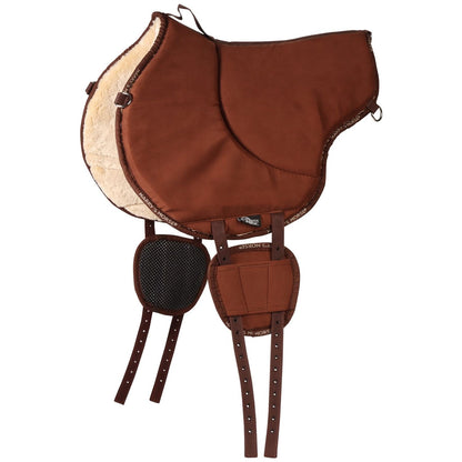 Das Harry Horse Bareback Pad ist auf der Oberseite braun und die Unterseite ist mit hellem Kunstfell besetzt. Das Pad ist im Bereich des Widerrists höher geschnitten. Ein Griff ist dort als kleine Hilfe für das Satteln angebracht. Die V-Gurte hängen herunter und die beiden Gurtpolster sind von außen und innen sichtbar. Am Reitpad sind D-Ringe für Taschen vorne und hinten angebracht. Das Reitpad sieht auf der Unterseite sehr weich aus. Auf der Umrandung des Bareback Pads steht der Herstellername. 