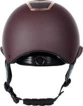 Die Rückseite des Harry’s Horse Sicherheitsreithelms Mont Blanc Sparkle in bordeaux rosegold zeigt den praktischen Drehknopf zur komfortablen und sicheren Größeneinstellung, bietet ausreichend Platz für Zopf oder Dutt unter dem Helm und macht den Reithelm ideal für Turnierreiter und Freizeitreiter, während das Kinnpolster am Helmverschluss für zusätzlichen Tragekomfort sorgt.