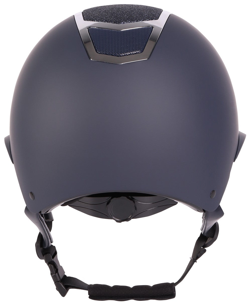 Die Rückseite des Harry’s Horse Sicherheitsreithelms Mont Blanc Sparkle in navy silver zeigt den praktischen Drehknopf zur komfortablen und sicheren Größeneinstellung, bietet ausreichend Platz für Zopf oder Dutt unter dem Helm und macht den Reithelm ideal für Turnierreiter und Freizeitreiter, während das Kinnpolster am Helmverschluss für zusätzlichen Tragekomfort sorgt.