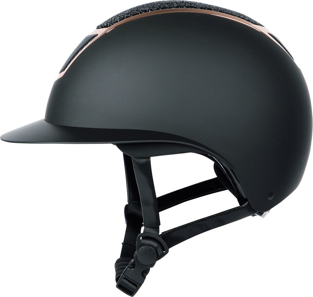 Seitenprofil des Harry’s Horse Mont Blanc Sparkle Reithelms mit breitem Helmvisier, das vor Sonneneinstrahlung und Regen schützt, cleanes Design ohne störende Lüftungsschlitze, ideal für Turnier- und Freizeitreiterinnen.