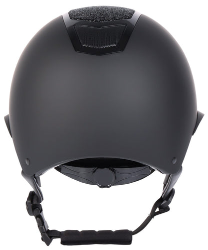 Die Rückseite des Harry’s Horse Sicherheitsreithelms Mont Blanc Sparkle in schwarz-schwarz zeigt den praktischen Drehknopf zur komfortablen und sicheren Größeneinstellung, bietet ausreichend Platz für Zopf oder Dutt unter dem Helm und macht den Reithelm ideal für Turnierreiter und Freizeitreiter, während das Kinnpolster am Helmverschluss für zusätzlichen Tragekomfort sorgt.