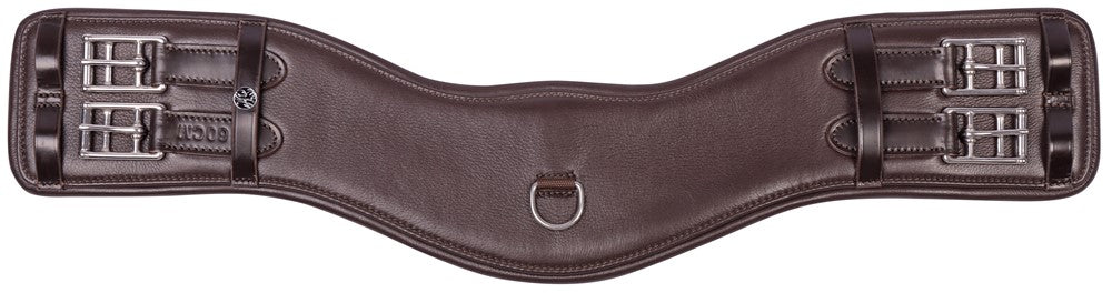 Der Harry’s Horse Dressurgurt Freefit in Braun zeigt die anatomisch gebogene Form mit Edelstahl-Rollschnallen, mittigem D-Ring und integrierten Schlaufen für die Sattelgurtstrippen, die eine stabile Gurtlage und mehr Bewegungsfreiheit im Ellenbogenbereich des Pferdes ermöglichen.