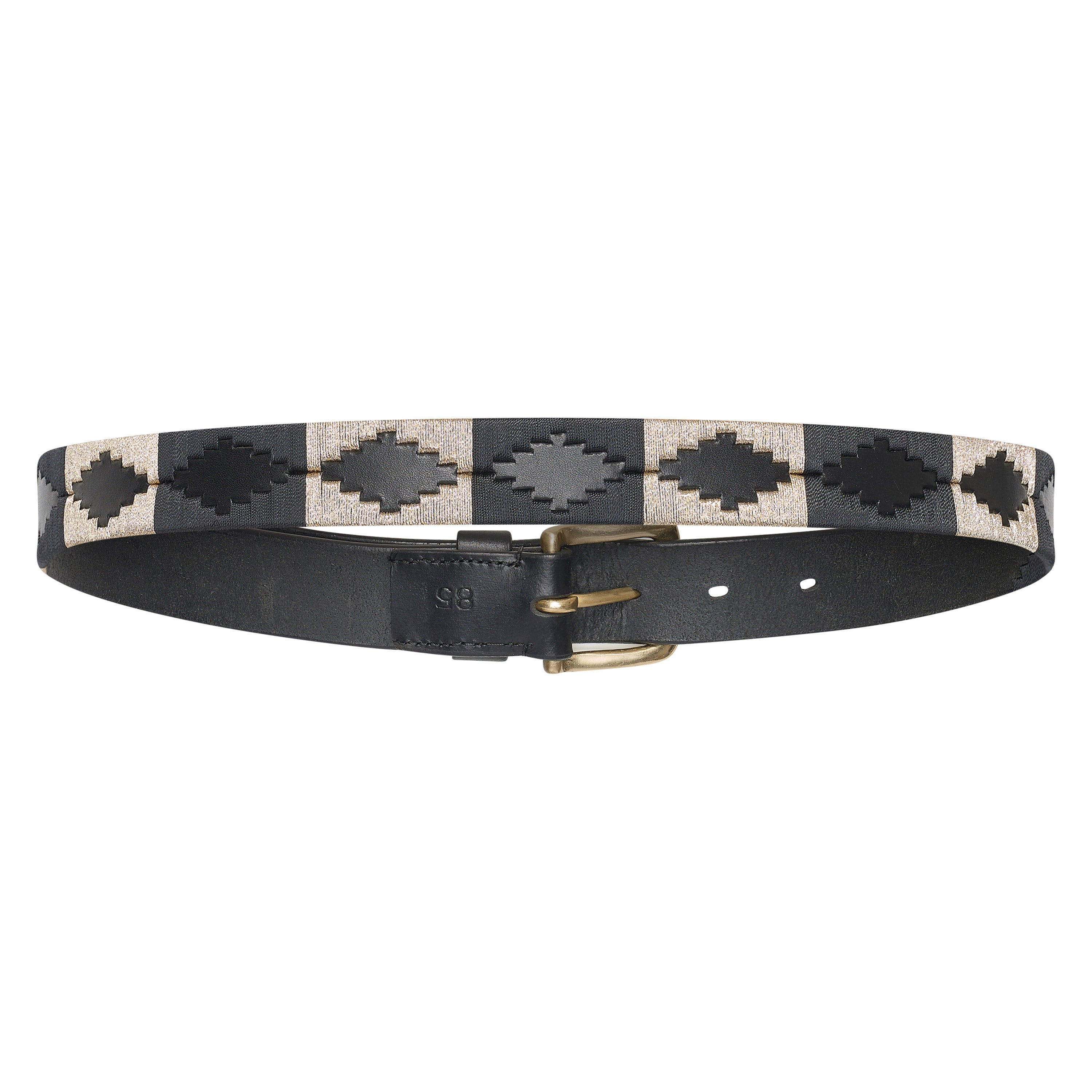 Die Rückseite des HV Polo Gürtels HVPChaya in der Farbe black-gold zeigt das wechselne Pampa Muster aus Rauten, die an kleine Pyamiden erinnern. Diese Muster sind ein traditionelles Muster für Gauchogürtel beim Polo spielen. Die dominierenden Farbtöne des Pologürtels sind schwarz und gold. Sehr dezent und edel. Perfekt zu ombinieren mit klassischen reitoutfits oder Turnierkleidung. Das innenliegende schwarze Leder wirkt rauh.