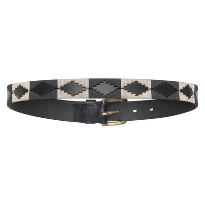 Die Rückseite des HV Polo Gürtels HVPChaya in der Farbe black-gold zeigt das wechselne Pampa Muster aus Rauten, die an kleine Pyamiden erinnern. Diese Muster sind ein traditionelles Muster für Gauchogürtel beim Polo spielen. Die dominierenden Farbtöne des Pologürtels sind schwarz und gold. Sehr dezent und edel. Perfekt zu ombinieren mit klassischen reitoutfits oder Turnierkleidung. Das innenliegende schwarze Leder wirkt rauh.