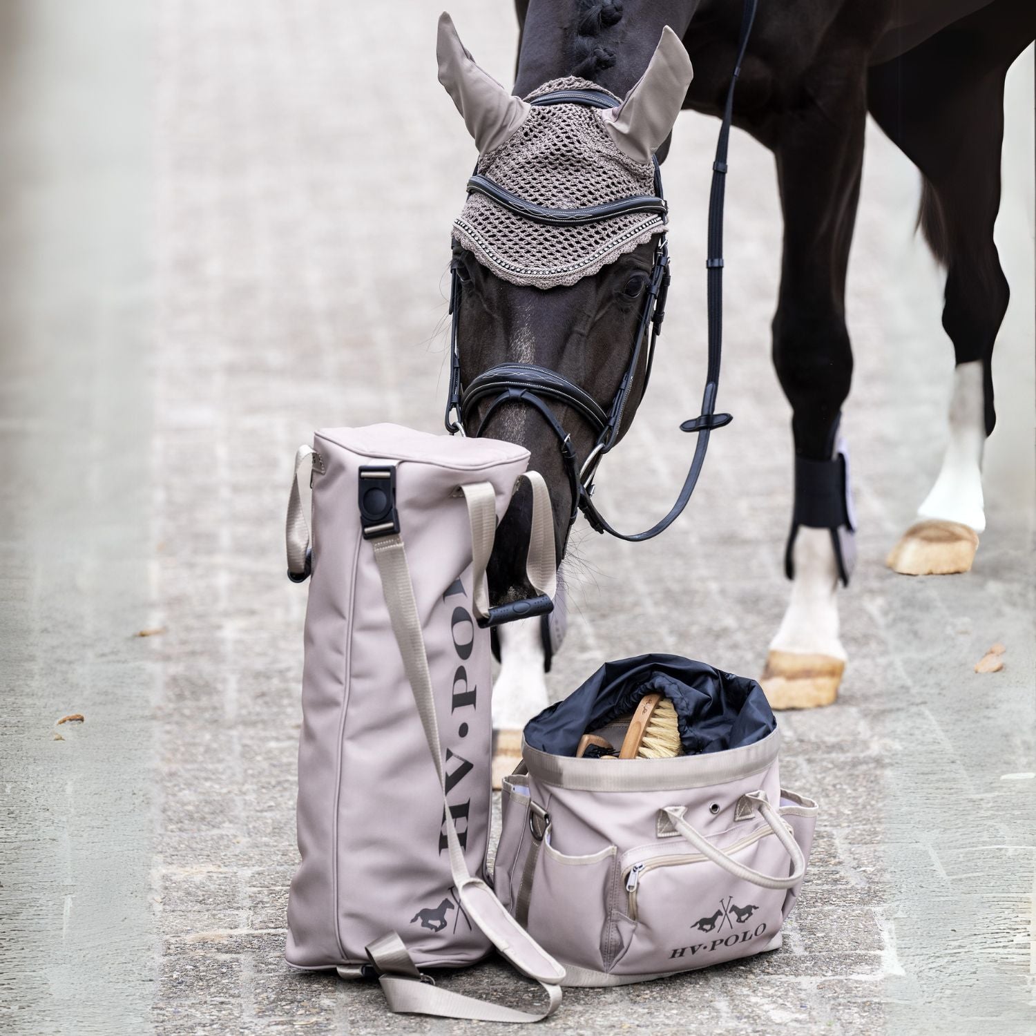 Die HV Polo Putztasche HVPJonna in der Farbe pebble hat ein gleichfarbiges Pendat in der Stiefeltasche HVPJillie. Die e beiden HV Polo Taschen passen perfekt zusammen und verwahren das Reitsportequipment sicher vor Schmutz, Wasser und Beschädigungen. Auch vor einer neugierigen schwarzen  Pferdenase sind Bürsten und Reitstiefel sicher. 
