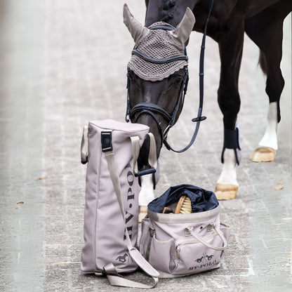 Die HV Polo Putztasche HVPJonna in der Farbe pebble hat ein gleichfarbiges Pendat in der Stiefeltasche HVPJillie. Die e beiden HV Polo Taschen passen perfekt zusammen und verwahren das Reitsportequipment sicher vor Schmutz, Wasser und Beschädigungen. Auch vor einer neugierigen schwarzen  Pferdenase sind Bürsten und Reitstiefel sicher. 