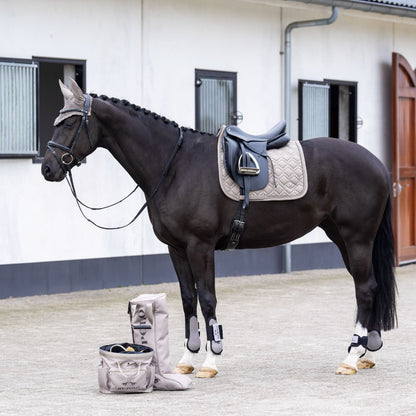 Die HV Polo Putztasche HVPJonna in der Farbe pebble kann perfekt mit der HV Polo Stiefeltasche HVPJillie und der HV Polo Schabracke HVPClassic kombiniert werden. Die Farbe pebble passt gut zu dunklen Pferden. Damit wird das ganze Pferdeoutfit abgerundet.