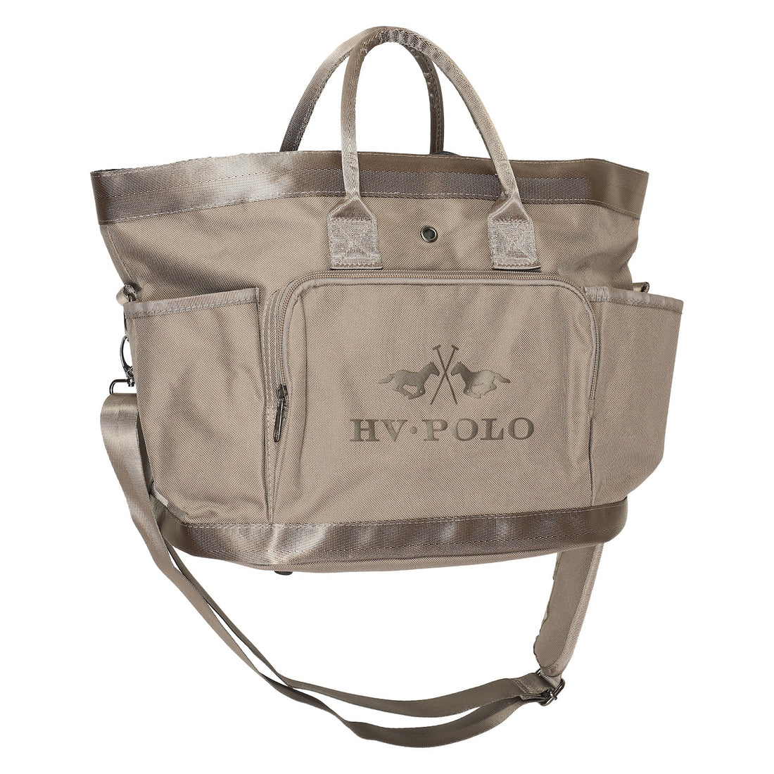 Die HV Polo Putztasche HVPJonna in der Farbe pebble, einem eleganten Beigeton ist mit praktischen Handgriffen und einem verstellbaren Schultergurt ausgestattet. Das HV Polo Logo ist markant auf der Fronttasche angebracht. Die Putztasche ist perfekt für den Transport und das Tragen von Pferdepflegebürsten und Pferdepflegemitteln geeignet. Edel glänzende Ober- und Unterseite.