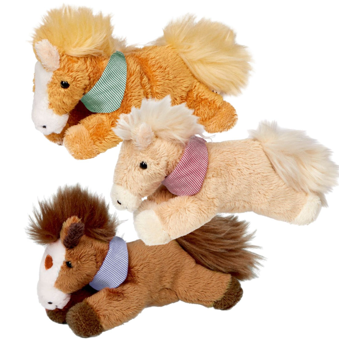 Die drei süßen Plüschponys aus der Mein kleiner Ponyhof Serie von Spiegelburg in den Farben hellbraun, mittelbraun und dunkelbraun, mit Halstuch liegen, mit den Beinen nach vorne und hinten weggestreckt auf dem Bauch. Die Mähnen und Schweife sind wuschelig und die kleinen Pferde wirken sehr weich. Die süßen Halstücher sind grün, rot und blau gestreift. Diese lassen die kleinen Stofftiere besonders süß aussehen.