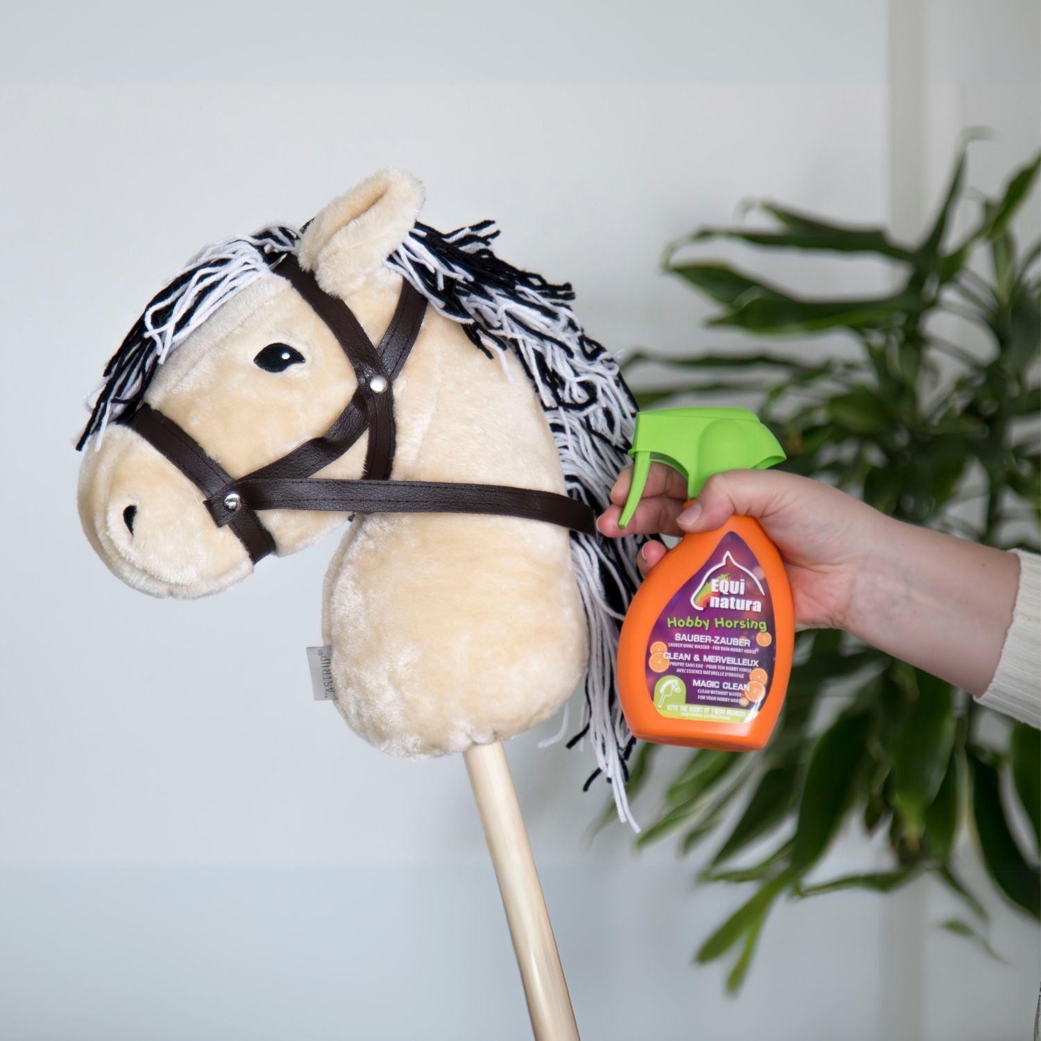 Anwendung des Equinatura Sauber-Zauber Mizellenreinigers bei der Reinigung eines sehr hellen Hobby Horses