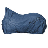  Imperial Riding Outdoordecke IRHSuper Dry 0g in der Farbe Sapphire mit floralem Design, wasserdichte Pferde-Regendecke mit Imperial Riding Logo auf der linken hinteren Seite der Pferdedecke. Gekreuzte Bauchgurte, sorgen für Halt, die vordere Gehschlitz sorgt für Komfort. Der High-Neck-Schnitt sorgt für den besten Schutz bei jeder Witterung.