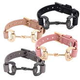 Das HV Polo Armband HVPKate ist in vier modischen Farbkombinationen verfügbar. Das schwarze Armband ist mit einem schwarzen Gebiss versehen, das beige Armand mit einem golden Gebiss, das rosafarbene Armband mit einem golden Gebiss und das graue Armband mit einem schwarzen Gebiss. Das Armband hat eine verstellbare Dornschnalle für die individuell anpassbare Größe am Handgelenk. Jedes Armband ist mit einem Miniatur Pferdegebiss, einem einfach gebrochenem Olivengebiss verziert. HV Logo Gravur am Gebiss.