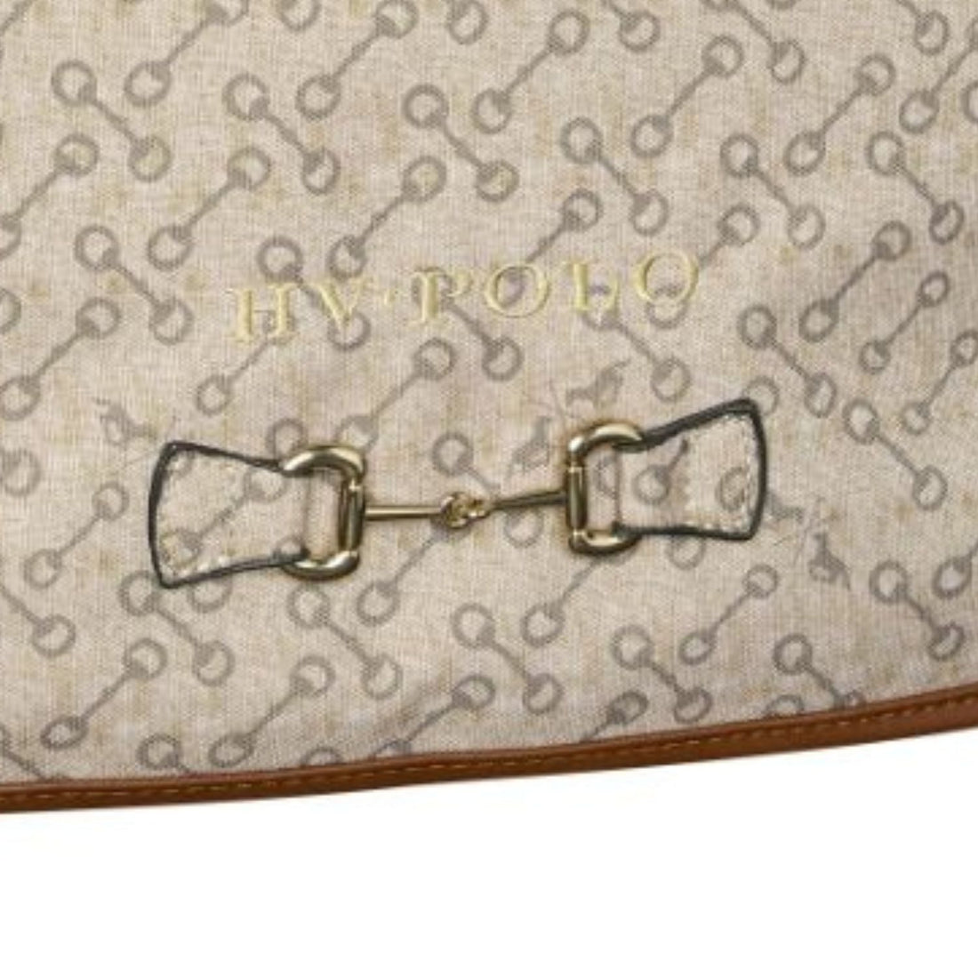 Auf der HV Polo Putztasche HVPCecile Bit in der Farbe sand ist ein goldenes Pferdegebiss als edles Detail unter dem goldenen HV Polo- Frontprint angebracht. Edles HV Polo Design.