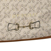 Auf der HV Polo Putztasche HVPCecile Bit in der Farbe sand ist ein goldenes Pferdegebiss als edles Detail unter dem goldenen HV Polo- Frontprint angebracht. Edles HV Polo Design.