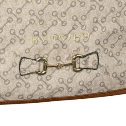 Auf der HV Polo Putztasche HVPCecile Bit in der Farbe sand ist ein goldenes Pferdegebiss als edles Detail unter dem goldenen HV Polo- Frontprint angebracht. Edles HV Polo Design.