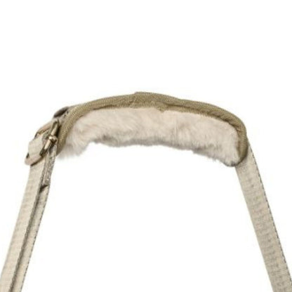 Der Schultergurt der HV Polo Putztasche HVPCecile Bit in der Farbe sand ist mit einem flauschig, weichem Fellpolster ausgestattet. Für Komfort beim Tragen der Tasche über der Schulter als Umhängetasche. Der Schultergurt kann in der Länge individuell verstellt werden.