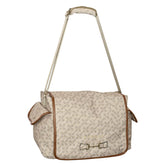 Die HV Polo Putztasche HVPCecile Bit in sand hat ein auffälliges Design, das "HV Polo AOP Design", welches in Form von grauen aufgedruckten Pferdegebissen auf beigen Hintergrund sehr edel wirkt. Die Putztasche HVPCecile Bit in der Farbe sand ist in einem eleganten Beigeton ausgeführt. Die hellbraunen Kunstlederabschlüsse der HV Polo Tasche HVPCecile Bit unterstreichen das luxuriöse Design. Mit  praktischem Schultergurt für die Nutzung als Putztasche, Sporttasche oder in der Freizeit.