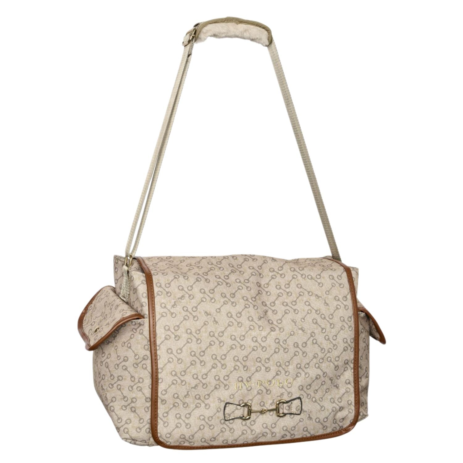 Die HV Polo Putztasche HVPCecile Bit in sand hat ein auffälliges Design, das "HV Polo AOP Design", welches in Form von grauen aufgedruckten Pferdegebissen auf beigen Hintergrund sehr edel wirkt. Die Putztasche HVPCecile Bit in der Farbe sand ist in einem eleganten Beigeton ausgeführt. Die hellbraunen Kunstlederabschlüsse der HV Polo Tasche HVPCecile Bit unterstreichen das luxuriöse Design. Mit  praktischem Schultergurt für die Nutzung als Putztasche, Sporttasche oder in der Freizeit.