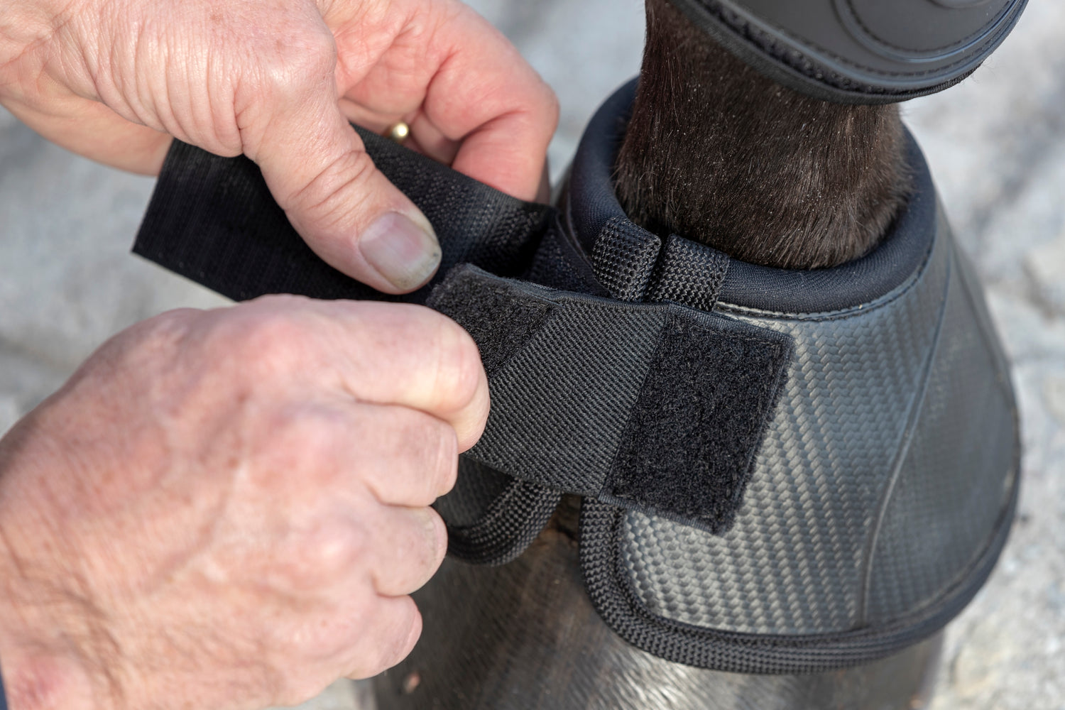 Patentierter Double-Lock-Klettverschluss der LeMieux Carbonite Springglocken Schwarz mit beidseitiger Klettlasche für besonders sicheren Sitz auch bei intensiver Belastung.