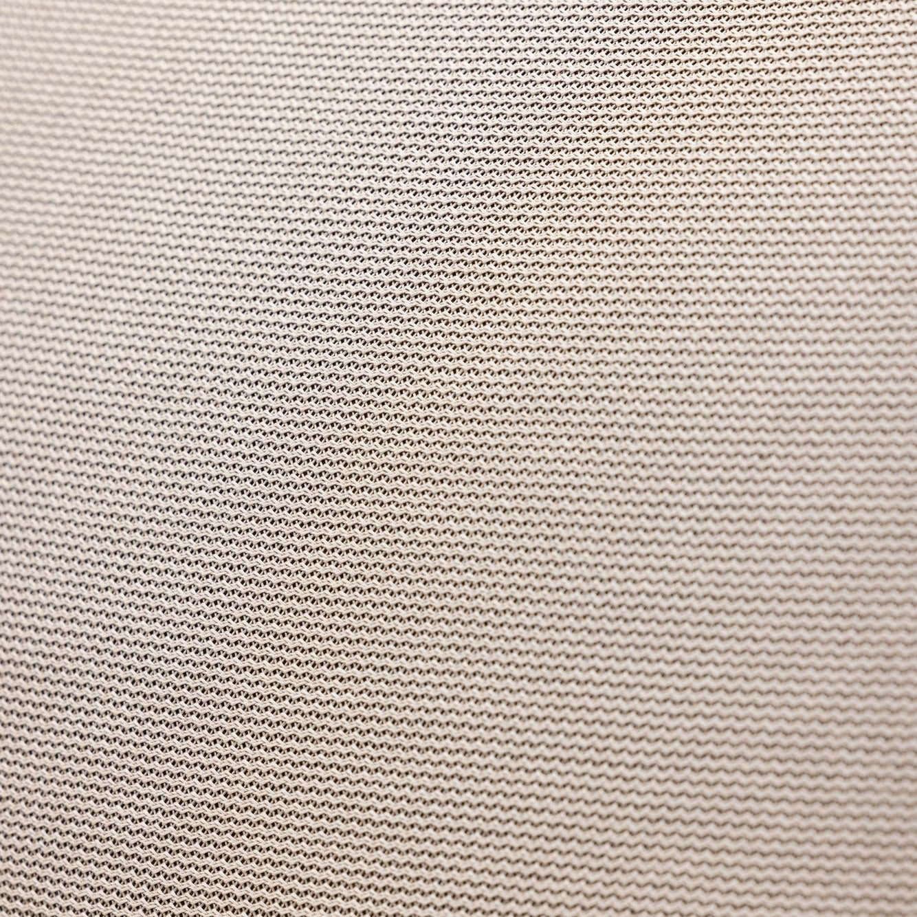 Das hochtechnische Mikromesh-Gewebe der LeMieux Arika Armour-Tek Fliegendecke sorgt durch seine feine Struktur für maximale Belüftung an heißen Sommertagen und bietet gleichzeitig eine reißfeste Barriere gegen kleinste Insekten.