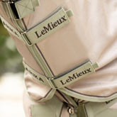 Detailaufnahme der robusten, hellgrünen Klettverschlüsse mit LeMieux-Prägung am abnehmbaren Halsteil der Arika Armour-Tek in der Farbe Stone, die eine stabile Befestigung an der Decke garantieren und optisch perfekt mit der Farbe Stone harmonieren.