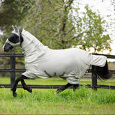 Absolute Bewegungsfreiheit im Galopp: Die LeMieux Arika Armour-Tek Fliegendecke schränkt das Pferd dank des flexiblen Mikromesh-Materials auch bei schnellen Bewegungen oder Bocksprüngen auf der Weide nicht ein.