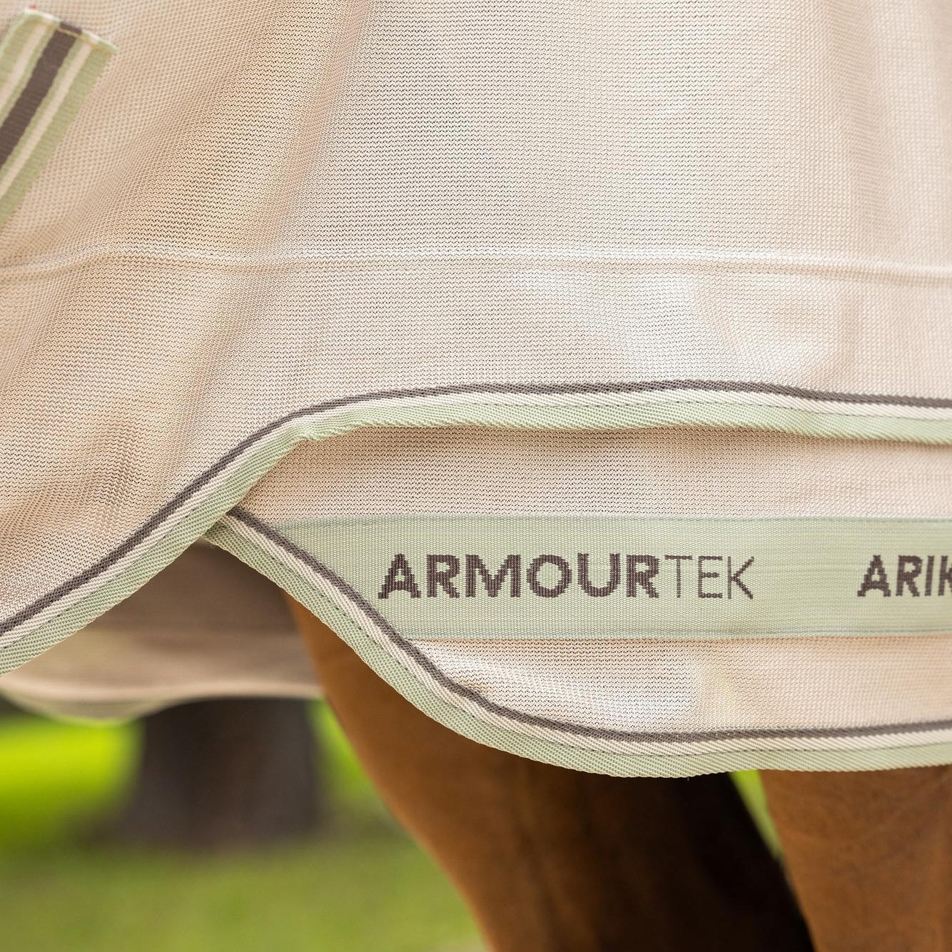 Detailansicht des patentierten, zweiteiligen LeMieux Deckensaums, der Materialspannungen im Brustbereich eliminiert und dem Pferd ermöglicht, raumgreifende Bewegungen ohne Einschränkung oder Reibung auszuführen.