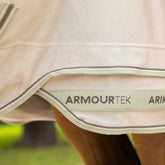 Detailansicht des patentierten, zweiteiligen LeMieux Deckensaums, der Materialspannungen im Brustbereich eliminiert und dem Pferd ermöglicht, raumgreifende Bewegungen ohne Einschränkung oder Reibung auszuführen.