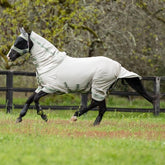 Das Pferd im vollen Galopp auf der Wiese zeigt das harmonische Zusammenspiel von LeMieux Arika Armour-Tek Fliegendecke und passender Fliegenmaske für einen lückenlosen Insektenschutz bei maximaler Aktivität.